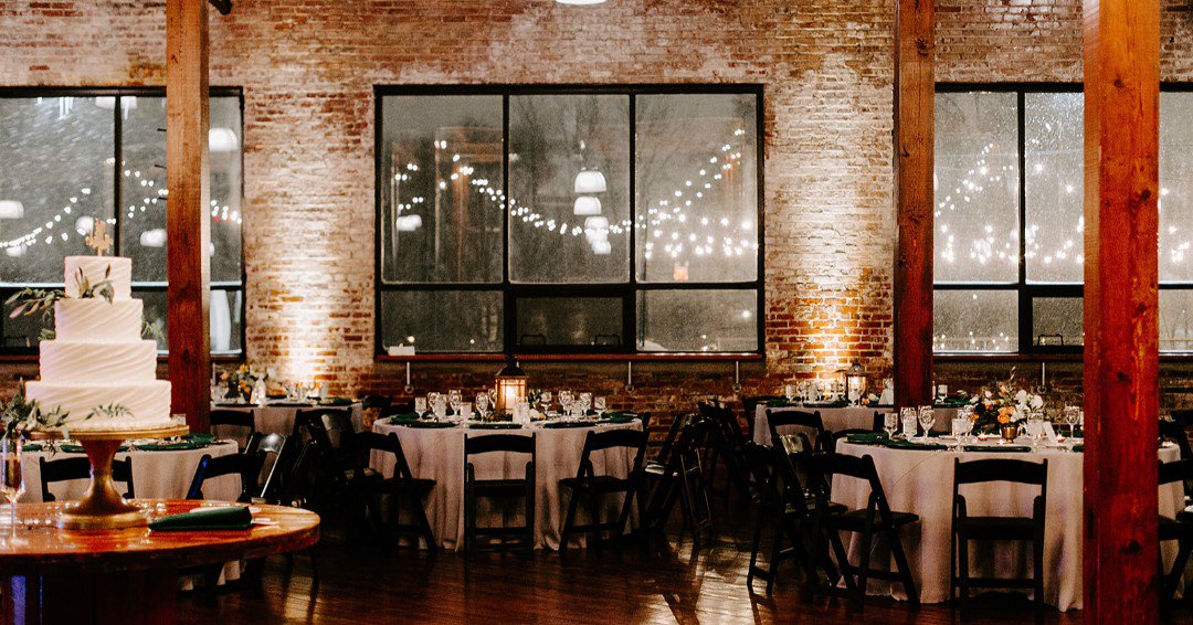 When the dinner is just as elegant as the ceremony 😊
📸: Emily Elyse Wehner