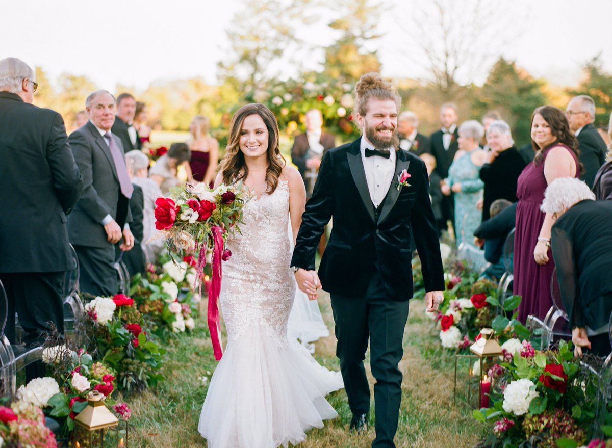 This November day was one for the books. What a joy to celebrate Hannah and Travis with a feature on <a href="/stylemepretty/">Style Me Pretty</a> today! 

stylemepretty.com/2019/02/28/a-h…