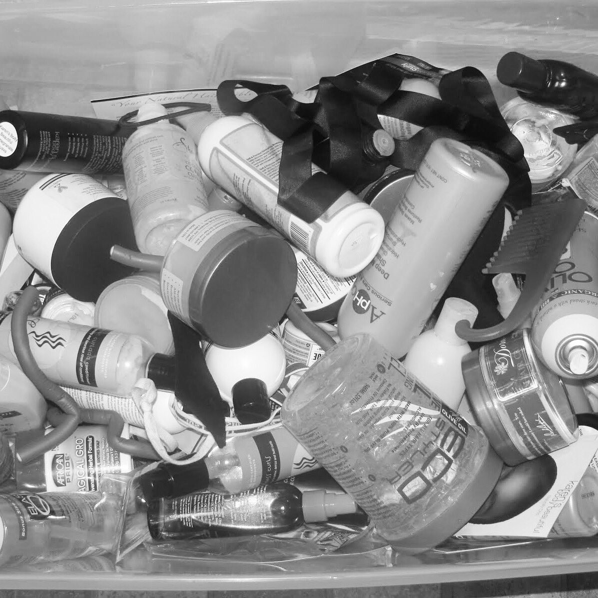 LemonSodaHenley's tweet photo. Is your bathroom looking like a skip behind Superdrug? De clutter your bottles for headspace! (Plus your cleaner curses you every time they have to move all those bastard bottles to clean the bath....... possibly.) xx 😊🍋💛 #declutter #mariekondothatshit #youdontuseitanyway https://t.co/wDmMxHi8UN