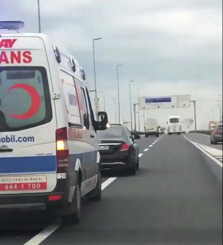 Bugün İstanbul D-100 karayolunda yaptığı tehlikeli manevralarla trafikte seyreden bir ambulansın geçişine engel olan ve trafik güvenliğini tehlikeye düşüren M.E.Y isimli sürücü sivil trafik ekiplerimizce yakalandı ve hakkında gerekli yasal işlemler yapıldı.