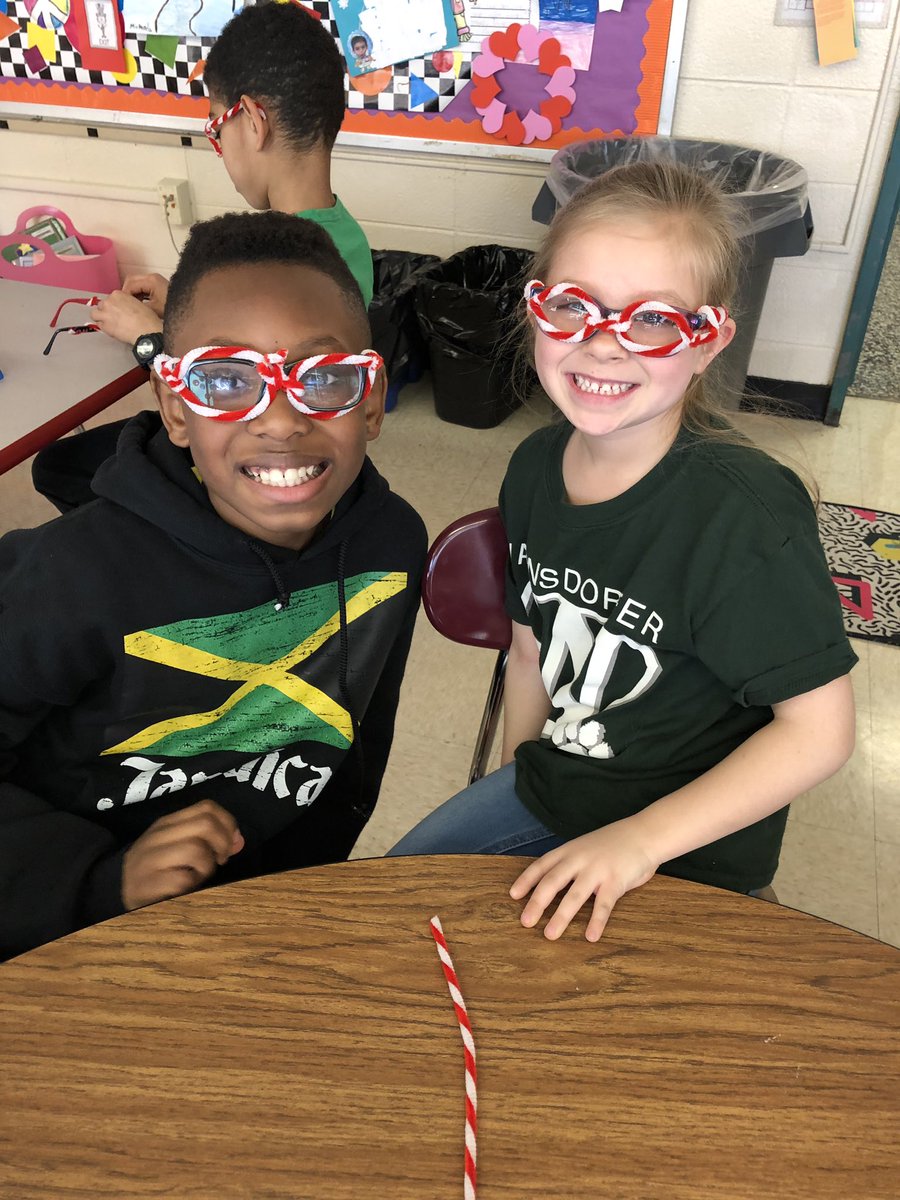 _EB_learn_teach's tweet image. Read Across America Week. #BuddyClass #PartnerPortraits @EBPublicSchools @WarnsdorferEB