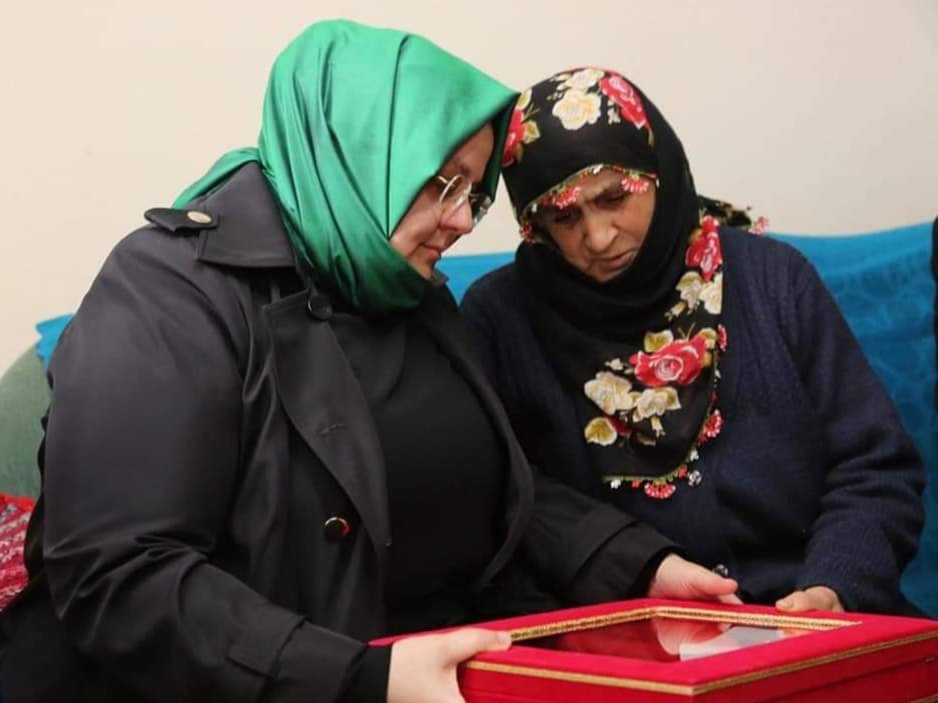 isa_turkcan's tweet photo. Aile, Çalışma ve Sosyal Hizmetler Bakanımız Sayın Zehra Zümrüt Selçuk ile Şehit Polis Memuru İmdat Berçin'in #Sayaca mahallemizde yaşayan annesi Durdiye Berçin'i ziyaret ederek, taziye dileğinde bulunduk. Tüm şehitlerimizin ruhları şad, mekanları cennet olsun. https://t.co/m2ArKQ0VmI