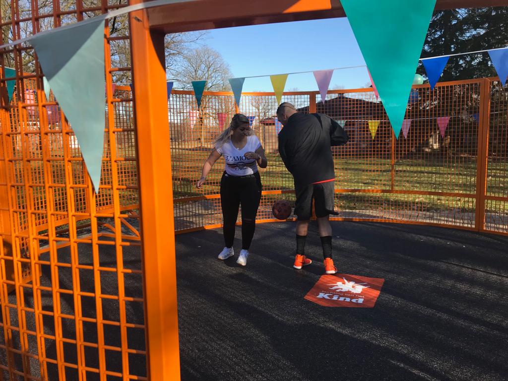 Gisteren de officiële opening van de #pannakooi op onze driemileuvoorziening #Lochem! #MohamedBoutaka Nederlands kampioen #PannaKnockOut gaf de jongeren een boxclinic. Mede mogelijk gemaakt door #StichtingvanhetKind. Dankbaar en blij!