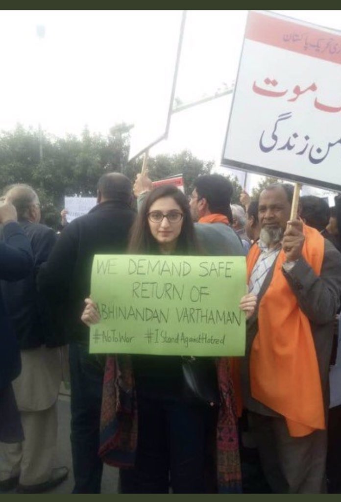 Pictures of the day. These pictures from Lahore are going to melt your heart. Pakistani citizens demanding release of #Abhinandan. Thank you PAKISTAN .  किसी पाकिस्तानी पायलट के लिए ऐसा ही प्रदर्शन भारत में होता तो वो सब देशद्रोही क़रार दे दिए गए होते।