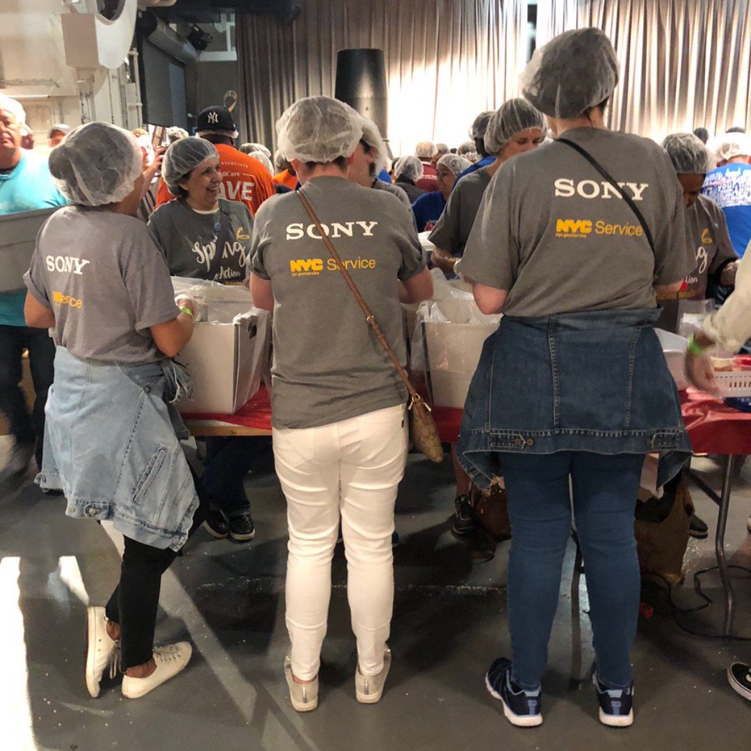 NYCService's tweet photo. #ThrowbackThursday to #911Day in November when volunteers from @Sony joined our team &amp; helped @NationalService members pack meals for NYC #homeless.

#GoodforNYC https://t.co/bkTrRW82SV