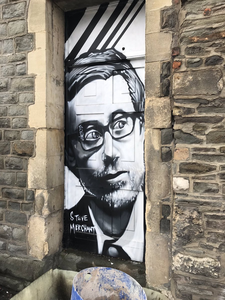 scottbrain10's tweet image. Just seen this artwork on a building  in Central Bristol @StephenMerchant the previous doorway was Cary Grant #bristollegends #comedyhero