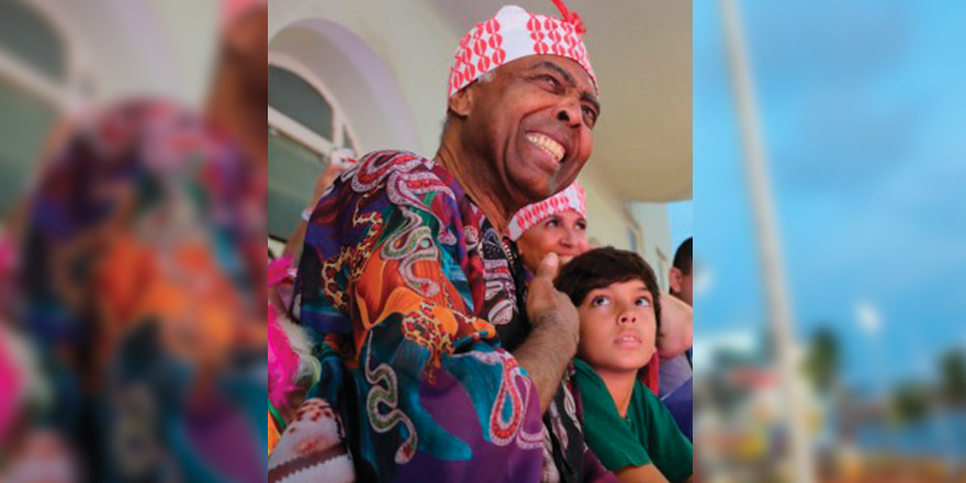 gilbertogil's tweet photo. Pra quê esperar pra ser feliz? Na Bahia já é carnaval e os bloquinhos já estão circulando pelas ruas! Já se programou pra curtir a folia? #TempoRei #EquipeGil 📷 Ulisses Dumas https://t.co/p24lx1kw1W