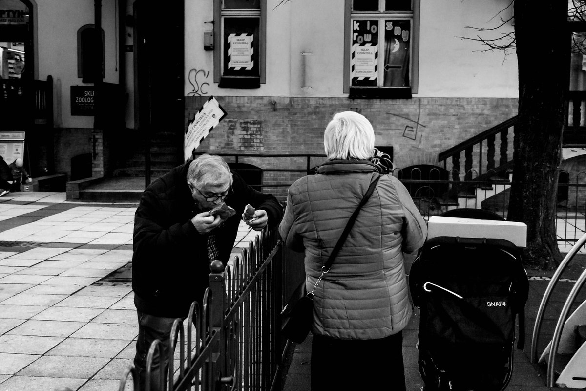 HillShots's tweet photo. #czarnobialezdjecie #bnwpoland #streetphoto_bnw #lensculture #magnumphotos #lensculture_streets #zielonagora #paczki #tlustyczwartek #czwartek #miasto #ulica #bnw #bnwstreet #streetphotography #sztuka #szarosc #cien #swiatlo #slodkosci https://t.co/4LxRfe1zqc