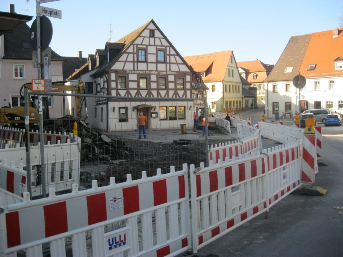 Die Marktplatzsanierung ist nun auf der Seite Gewerbebank/Gasthof Löwe angekommen. Für die Fußgänger wurde ein Weg eingerichtet. #heilsbronn #baustelle #innenstadt #marktplatz #mittelfranken #franken #hohenzollern