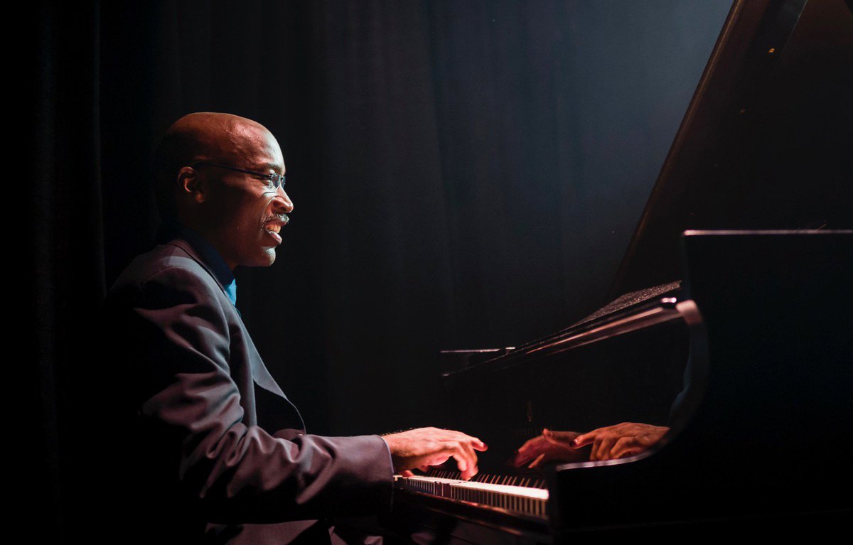Portland_State's tweet photo. A standing ovation for #PortlandState Professor Darrell Grant, who has been named the 2019 Portland Jazz Master. 📣 But he's so much more than that. #fearlessPSU https://t.co/2KTWCiZVt1 https://t.co/RRYH1VvVGt