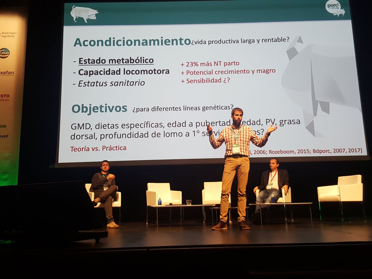 porciNews's tweet photo. ¡Tercer bloque temático listo! De la mano de David Solà, Peter K.Thiel y Lluís Fabà nos han enseñado las claves para una correcta #alimentaciónanimal en las cerdas y en la recría 🐖 #porcino #porcinews #porciFORUM2019 #qualivet https://t.co/JSdp59sfKM