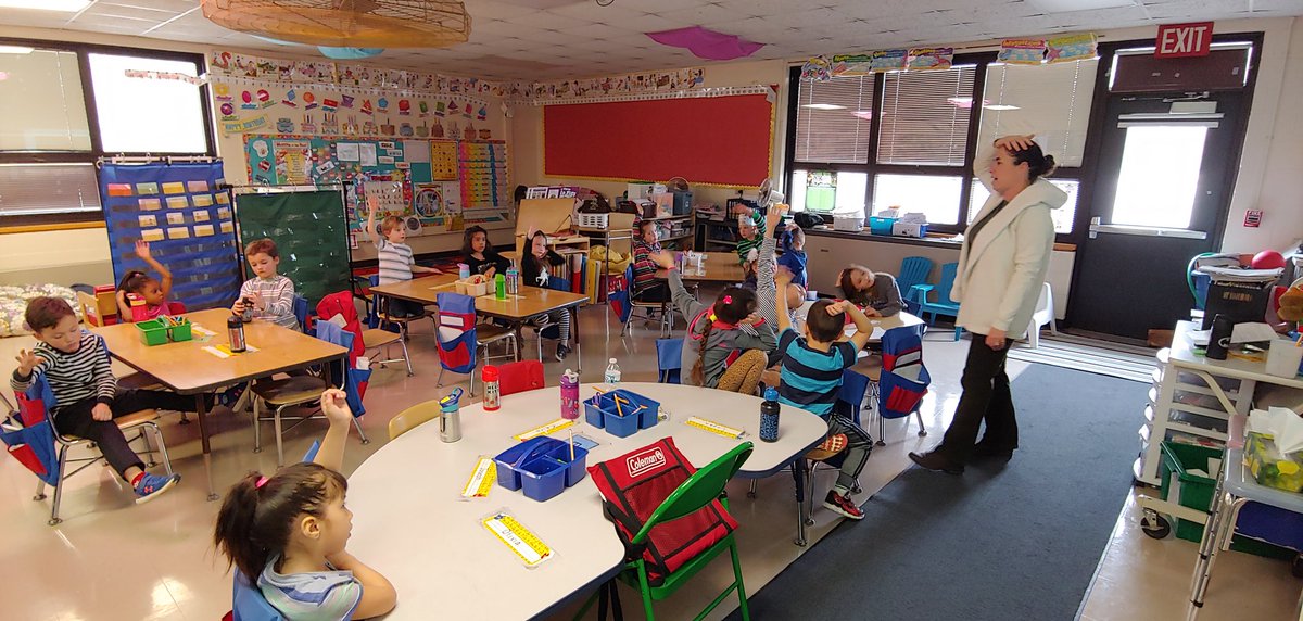 Mrs_Conboy's tweet photo. Thanks @CandidateSigale for coming in to do this month's art awareness for kindergarten #dg58learns #it58learns https://t.co/FHUZtiaMEJ