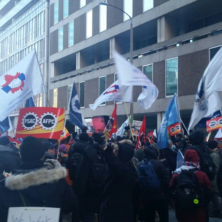 AlexSilasPSAC's tweet photo. PSAC - WE ARE OUT HERE. AFPC - ON EST ICI. Demanding this gov #FixPhoenix and pay #publicservants what we're owed! Payez les fonctionnaires ce qui leurs sont dû! #Phoenix #Phénix #WeWorkYouPay #cdnpoli #Solidarity #Solidarité @psacnat @PSACNCR @afpcnat https://t.co/MNjBZ348Mw