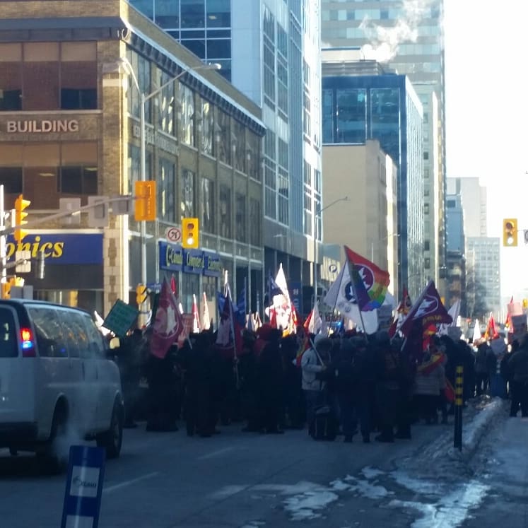 AlexSilasPSAC's tweet photo. PSAC - WE ARE OUT HERE. AFPC - ON EST ICI. Demanding this gov #FixPhoenix and pay #publicservants what we're owed! Payez les fonctionnaires ce qui leurs sont dû! #Phoenix #Phénix #WeWorkYouPay #cdnpoli #Solidarity #Solidarité @psacnat @PSACNCR @afpcnat https://t.co/MNjBZ348Mw
