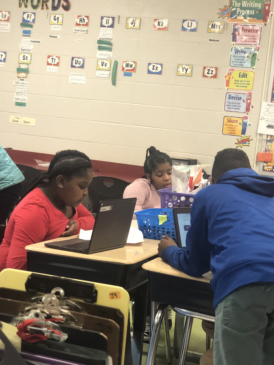 tregoes's tweet photo. Students assisting each other with research &amp; Google Slides about  famous African-Americans born in Alabama. #DLDay @JEFCOED @EISSOARSHIGH https://t.co/FBeUCD5mK8