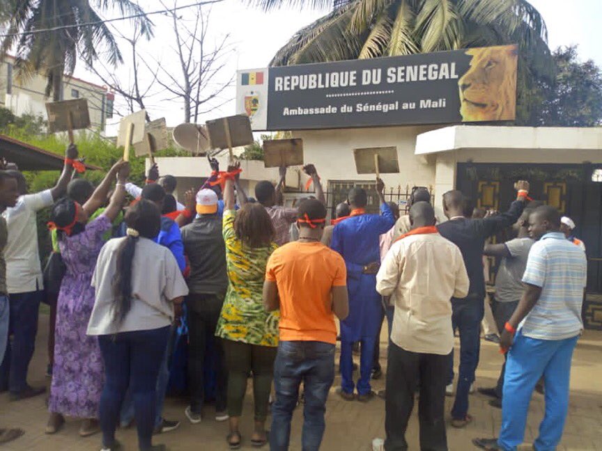 ikunafoni's tweet photo. Suite à l’annonce des résultats provisoires du premier tour,les partisans des quatre partis d'opposition marchent actuellement devant l'ambassade du #Sénégal au #Mali. Ils réclament un second. #SenegalVote2019 #Kebetu #Kunafoni  Crédit photo: Mohamed Traoré https://t.co/tIBfKpv3OQ