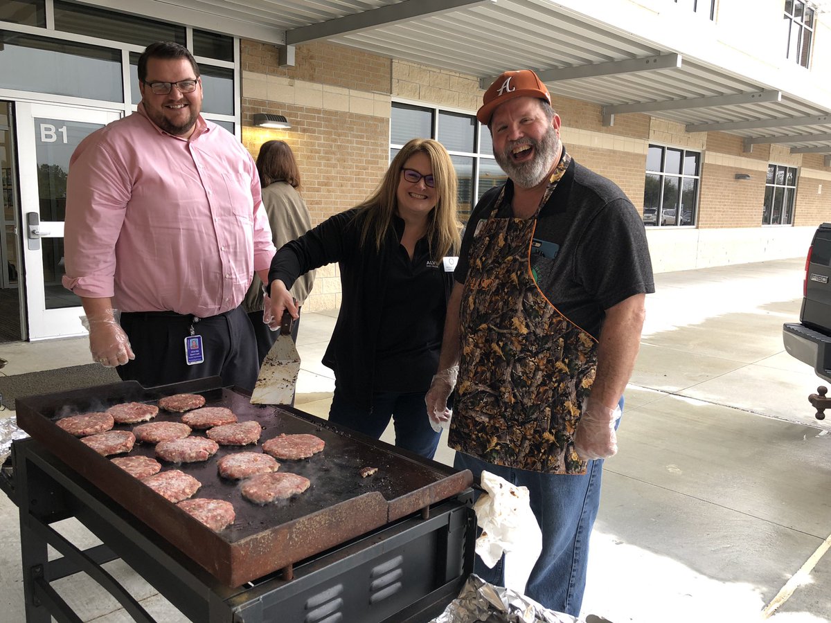 AlvinISD_EdFdn's tweet image. .@AlvinISD Board Members and #Foundation members are serving up burgers today as a thank you to the staff @sdbrothers17...top turtle adoptions in the District!