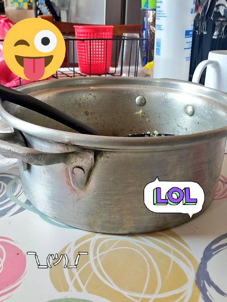 Meli_SsaRW's tweet photo. Cuando comes directo de la cacerola para no ensuciar más  platos...  Jajaja #LOL #YaEsLoÚltimo #NoMeJuzguen https://t.co/b09V8s9NhB