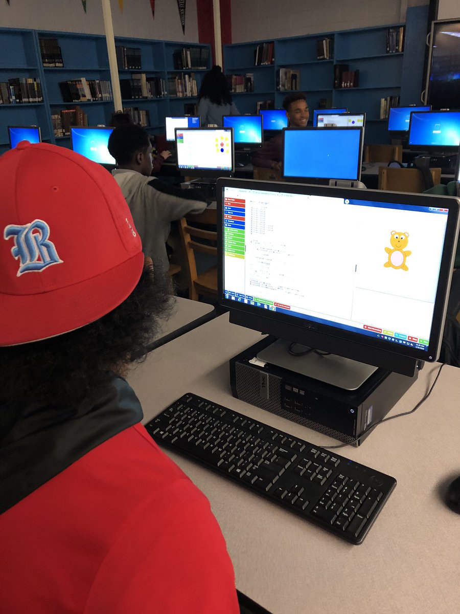 BsTechBuzz's tweet photo. Broadmoor High Coding! Our students are learning amazing things in Ms Dickerson’s class. #DLDay #EBRDLDay #officialDLDay #EbrEdtech https://t.co/b8qdfgujSS