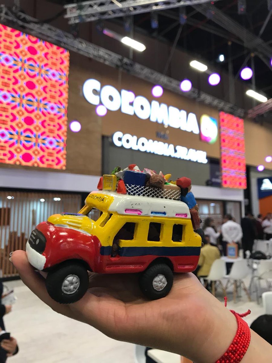¡Las artesanías, los colores y los paisajes de nuestro país brillan hoy! 😋 #YoVoy en chiva a la #VitrinaTurística2019 🚌 bit.ly/2En4KtG