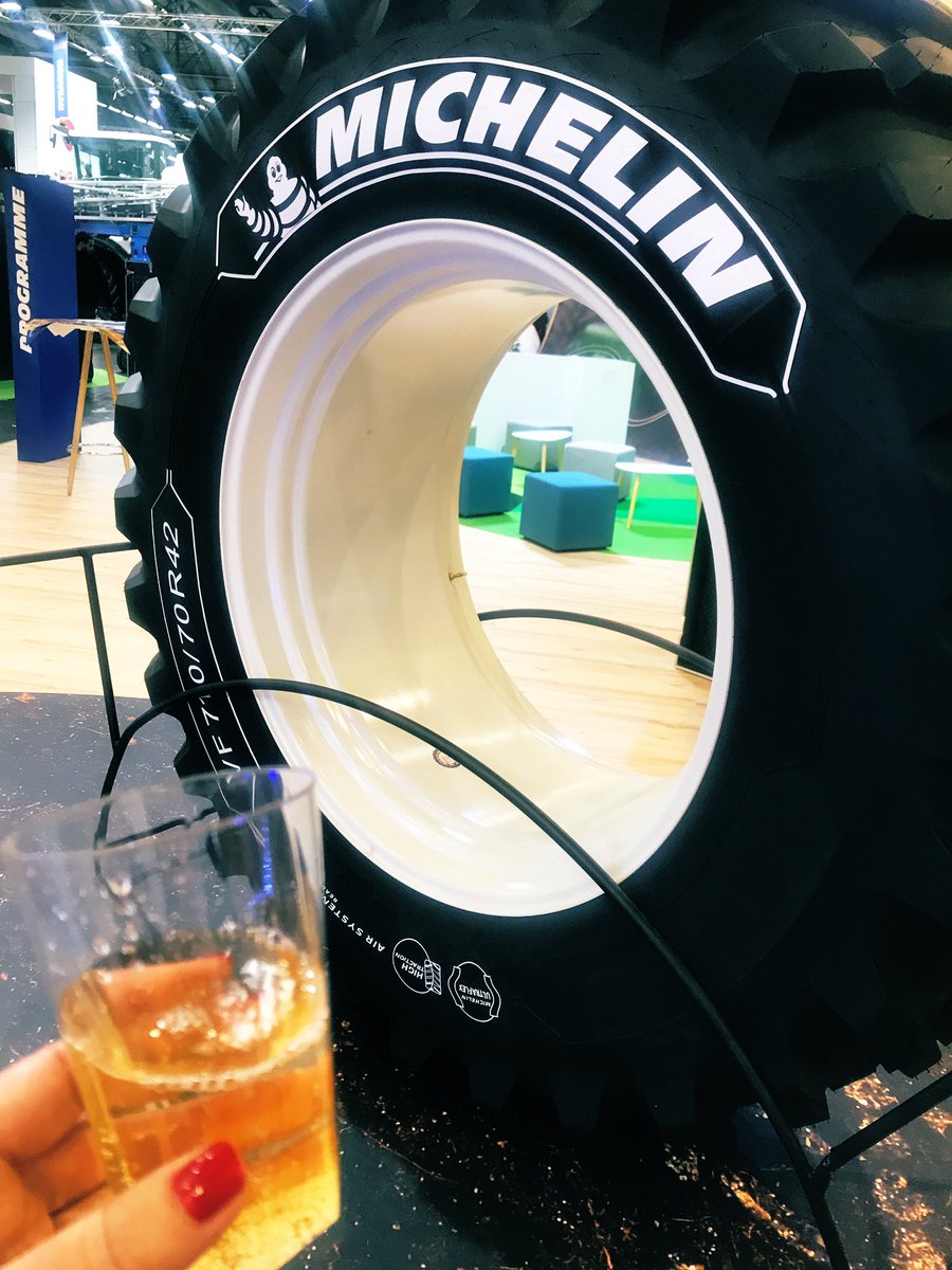 ebacquet's tweet photo. Fin de #SIMA2019 encore une très belle expérience avec une team de folie !!! @MichelinAgriFR 🚜 @sergiomichelin2 @LesimpleJerome @ChezeauChPro @Jeremy_Tarlet @MaxChampopro @cyriaqueechevin and co !!!! https://t.co/zVKadPri8a
