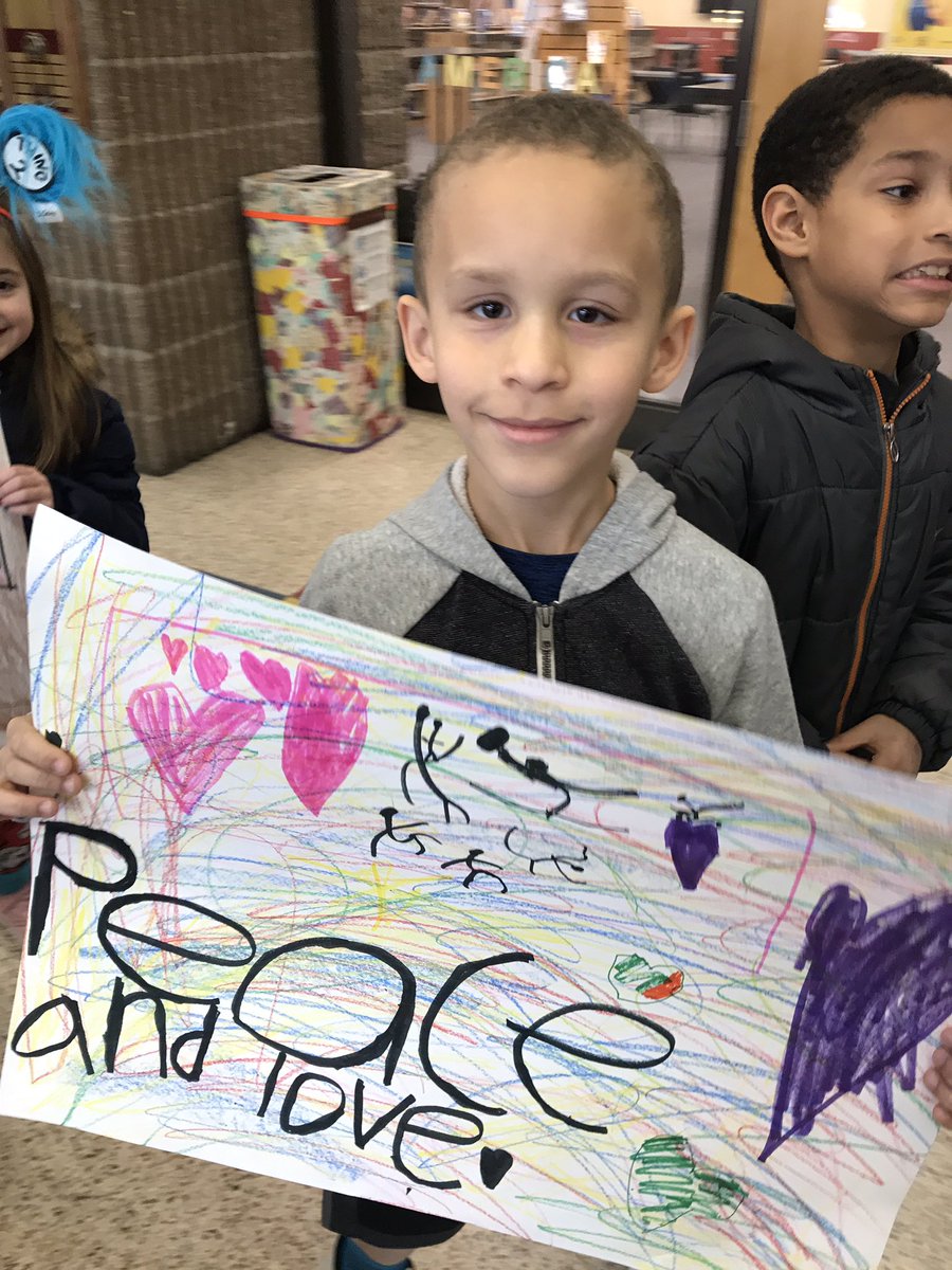 stacey_arzt's tweet image. What an inspirational morning as @Tabschools students joined together in walking for world peace! #peacesignsproject #kindnessmatters #tigerstrong