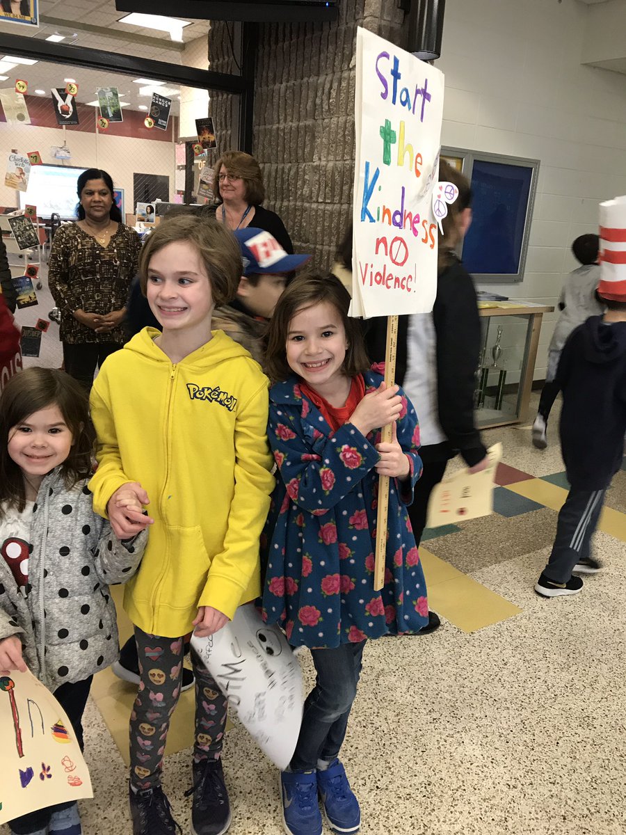 stacey_arzt's tweet image. What an inspirational morning as @Tabschools students joined together in walking for world peace! #peacesignsproject #kindnessmatters #tigerstrong