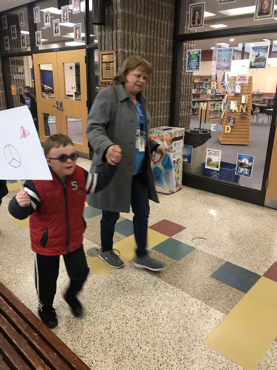 stacey_arzt's tweet image. What an inspirational morning as @Tabschools students joined together in walking for world peace! #peacesignsproject #kindnessmatters #tigerstrong