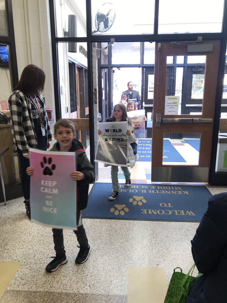stacey_arzt's tweet image. What an inspirational morning as @Tabschools students joined together in walking for world peace! #peacesignsproject #kindnessmatters #tigerstrong