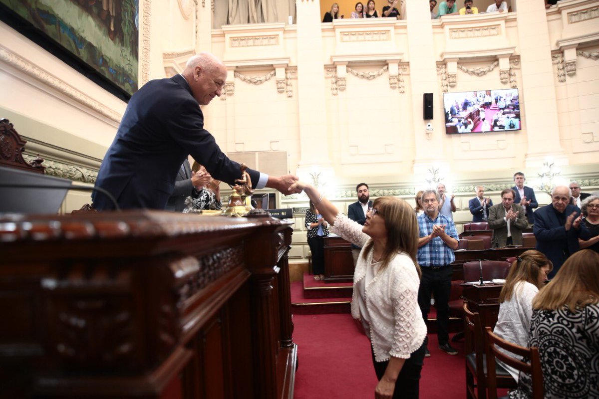 CamaraDipSF's tweet photo. El Presidente @AntonioBonfatti le tomó juramento a la diputada Susana Bertone https://t.co/61tBlZaCuq