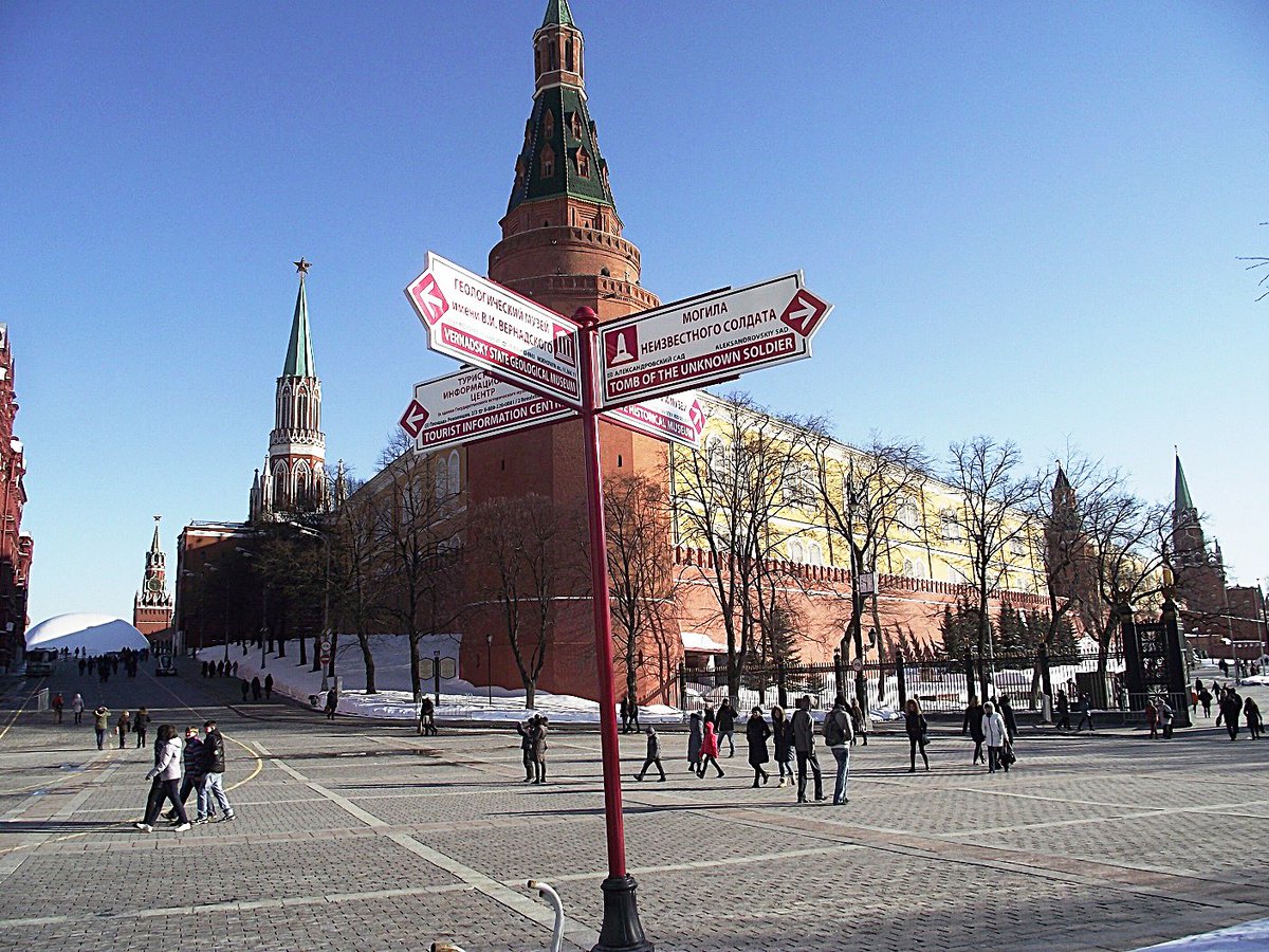 GalinaGS's tweet photo. @MosSobyanin Такие навигационные таблички на двух языках были у нас в Москве в 2013 году! Они были ЛУЧШЕ, красивее и заметнее издалека! А на синем фоне, нынешние, малозаметны на улицах и площадях, не столь красивы. На жилых домах и такие синие хороши,а на улицах нужны таблички КРАСНОГО цвета! https://t.co/Mh0mGpGeL6