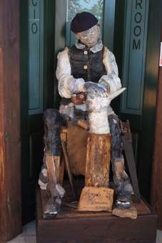 fulgur_semper's tweet photo. #Pinocchio, quello che diceva un sacco di balle, è inc@zz@to nero perché il padre #Geppetto e la fata #Turchina rimangono ai domiciliari.
Una nuova versione della favola di #Collodi in chiava moderna.
Ogni riferimento è puramente casuale. https://t.co/lFEGQzxUAY