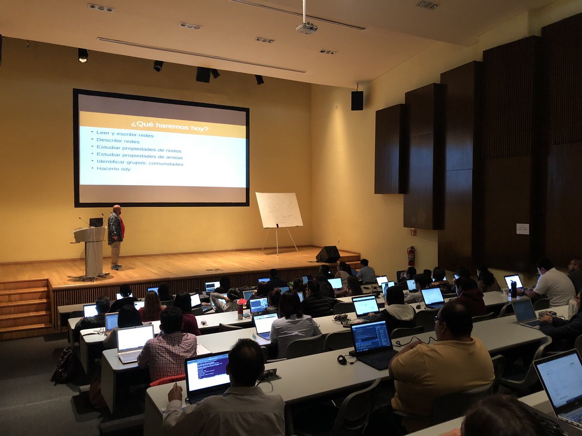 El Dr. <a href="/gdeandajauregui/">Guillermo de Anda-Jáuregui</a> exponiendo su femto-taller de análisis de redes usando #Igraph en el #UseR! Meeting <a href="/inmegen2019/">@UseR!INMEGEN2019</a> <a href="/INMEGEN/">Inmegen México</a>