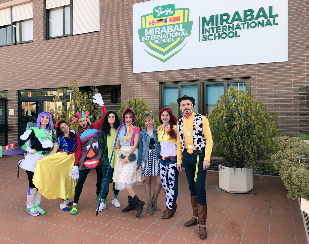 isabel_sargent's tweet photo. I work with some pretty fabulous people!!!Happy Carnival!!!! @ColegioMirabal @rjimenez_FR @al https://t.co/DNZGThYDhp
