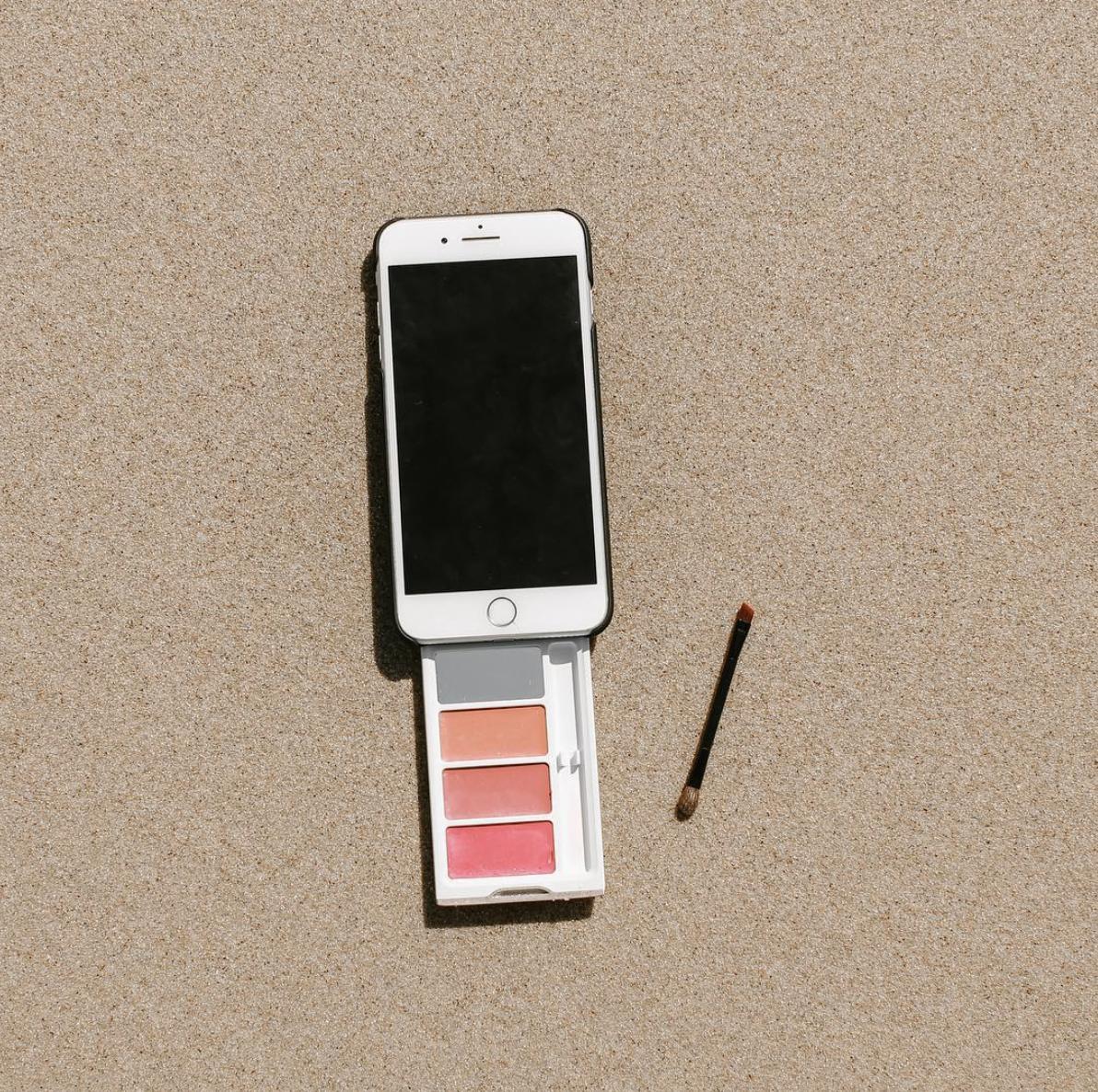 PoutCase's tweet photo. We love minimalism for how easy it makes our lifestyle feel ✨ 
Our Pout Case is just so simple to use, it’s a time saver you need 💆‍♀️

#poutcase #mypout #beauty https://t.co/HEwTB4GTFf