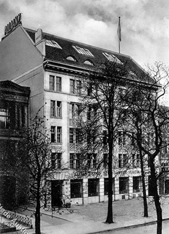 28a\\ Bellevuestraße 14 housed the editorial office of the liberal economic journal Der Deutsche Volkswirt (The German Economist), founded in 1926 by Gustav Stolper. The journal published a book series (see cover of Schumpeter book). The picture shows the house around 1910.