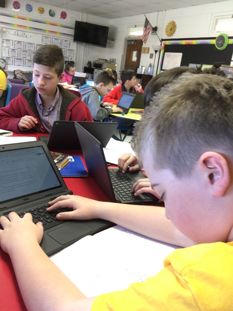 5thGradeReeders's tweet photo. Back to the basics for #dld19. Honing their typing skills for the final copy of their Expository Essay. #practicaltechskills #jaguartribe https://t.co/le0YKuPSgV