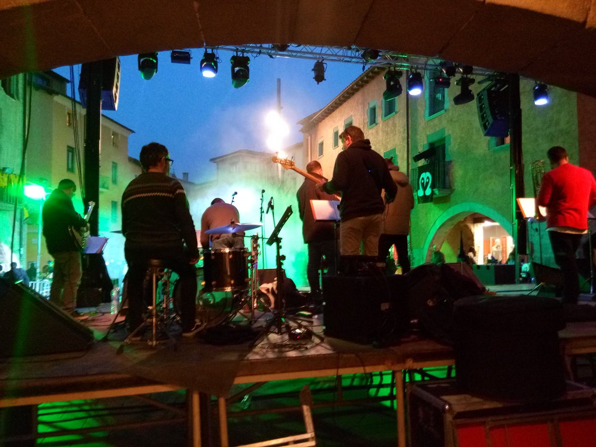 sabirrus's tweet photo. Avui la festa és a fora #carnavaltorello #Pullassu @BibsTorello https://t.co/2Ty3Nfg3xO