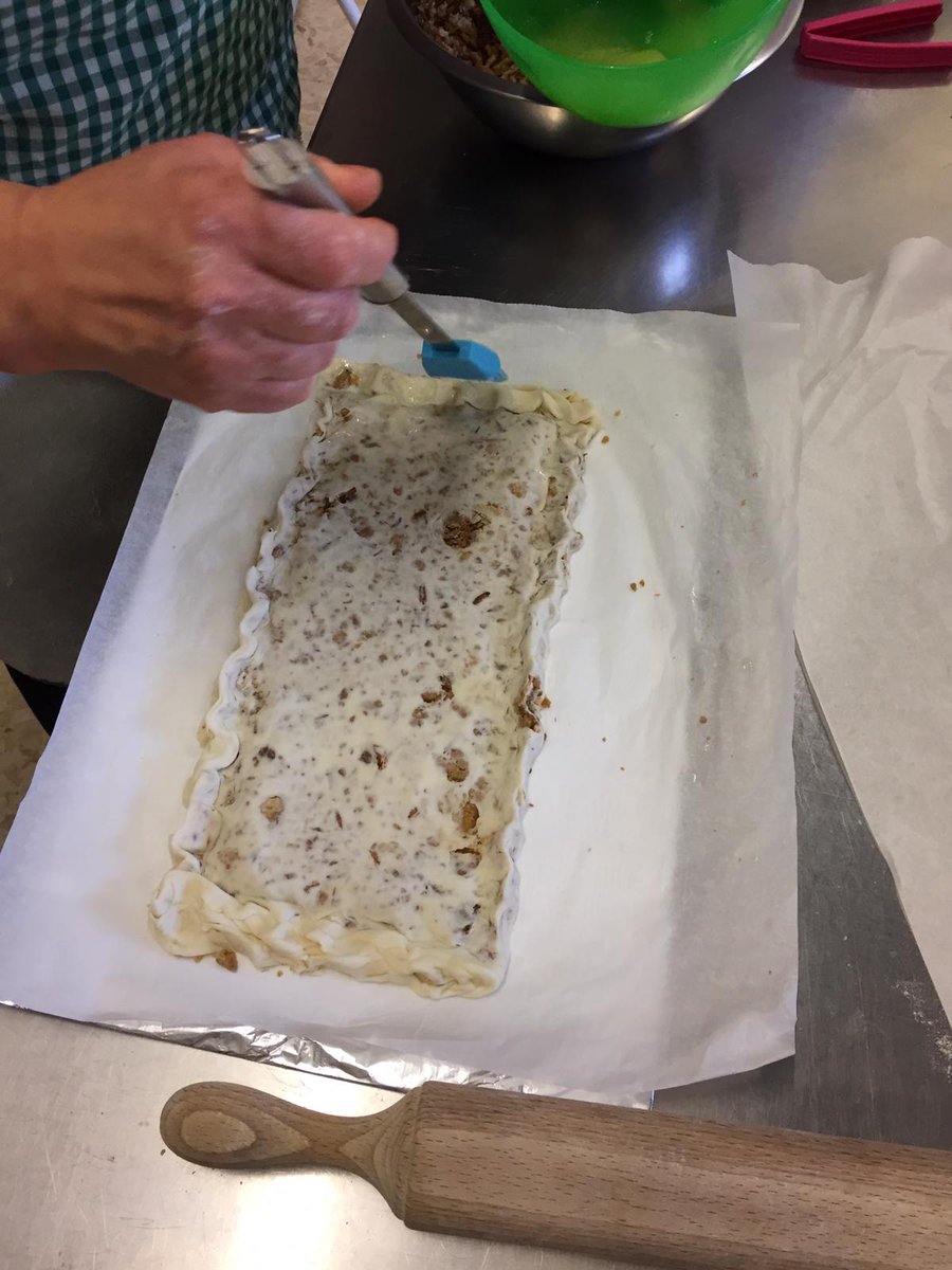 picarolblau's tweet photo. Dijous gras!
Fem coca de llardons a l'escola i en mengem per berenar! La botifarra d'ou ,ben bona, també la tastem!  #tradicions
#escolabressol 
#santquirzevallès
#llardinfants
#SQV #PicarolBlau https://t.co/TWhZPYPZTd