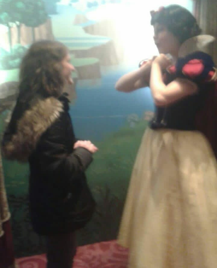 puydufou_land's tweet photo. Rencontre avec la jolie Blanche Neige à disney ❤
Meet with the pretty Snow White at disney ❤
#disneylandparis #parcdisney #princesspavillon #disney2017 https://t.co/halEE5xD0p