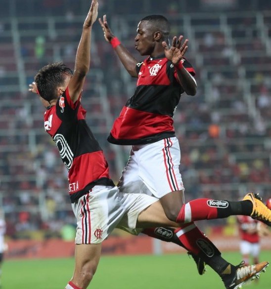 Flamengo's tweet photo. Que essa cena seja comum na seleção. Brilhem, #GarotosDoNinho! Parabéns @vini11Oficial e @LucasPaqueta97! https://t.co/ySiNElaGpx