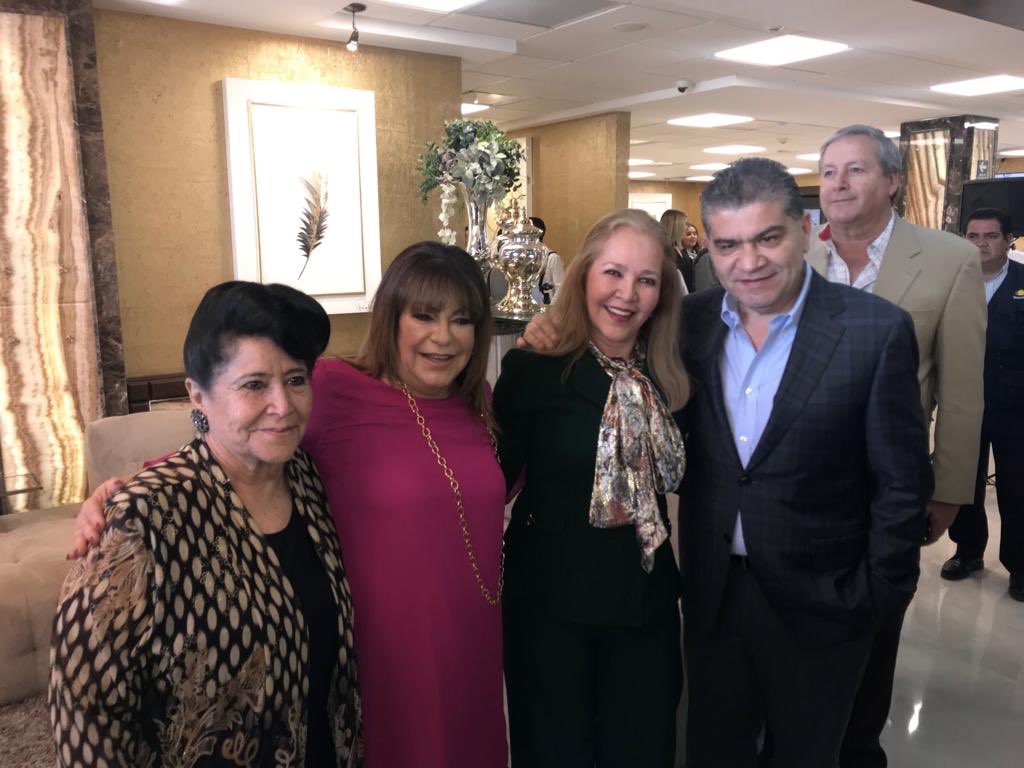AdrianaFuenTell's tweet photo. Felicidades a mi amiga @LetyHerreraAle Presidenta Municipal de Gomez Palacios por la apertura de su Hotel Home &amp; Business! https://t.co/OP7LQ0h3sA