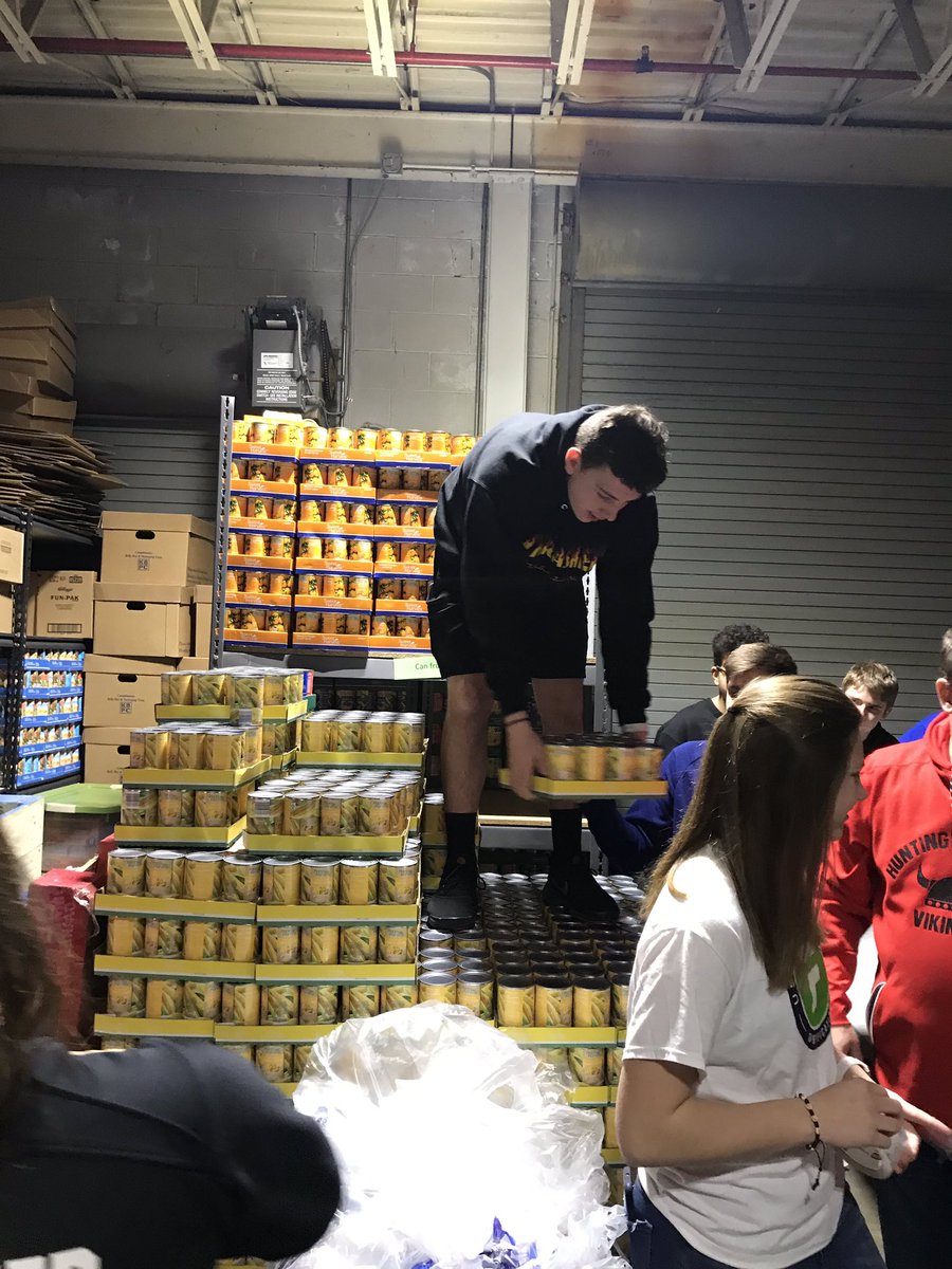 MrsFeO2's tweet photo. #vikingnewtech worked hard today for #blessingsinapackpack. We might have had a little fun, too! @HNHSVikings https://t.co/2sAxlEOI9j