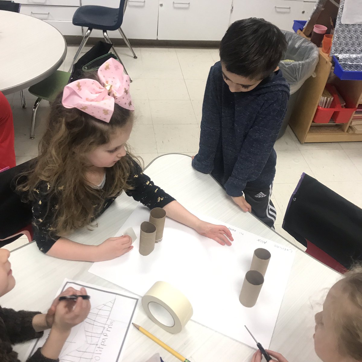 miss_rrega's tweet photo. Engineers at work. Getting ready for the school maker faire! @WOSnews #msregaWOS #msferzolaWOS https://t.co/I6wgcAV1M6