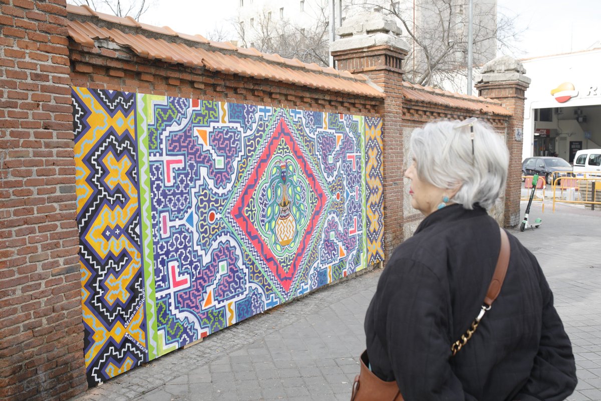 marcaPERU's tweet photo. ¡Estamos orgullosos de nuestras raíces amazónicas y se lo mostramos al mundo!
Olinda Silvano, Silvia Ricopa y Wilma Maynas lucen en Madrid el arte y tradición kené. 
Descubre más sobre el programa paralelo del Perú en @FeriaArco → https://t.co/opDh2nxbxf
#Arco2019 #ArcoPerú2019 https://t.co/KtrW4XbvLY