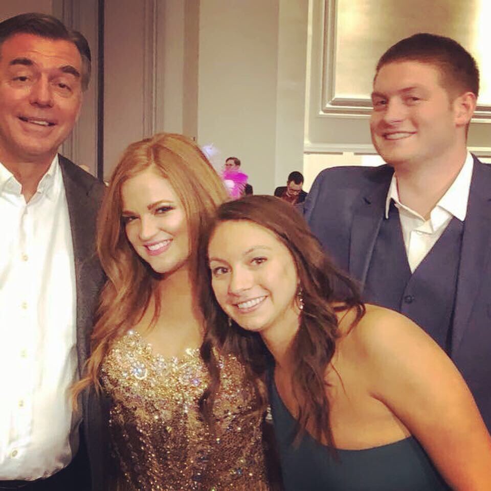 My friend is participating in this year’s awesome <a href="/AMDWCC/">AM DancewChiCelebs</a> event and he’s $3,000 away from his goal, any help would be appreciated! sna.etapestry.com/fundraiser/Dan…