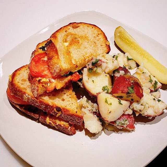 Needing comfort food on a gloomy day? Our Tomato Basil Grilled Cheese will do the trick 🧀👌🏼 ift.tt/2EFXGdj