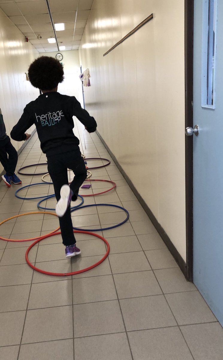 MmeGordon's tweet photo. Took our resource group beyond the little round table today! #sentencesegmentation @JDHodgsonES... @mbenseigne Merci pour lβidee! https://t.co/hKhV0KQvXv