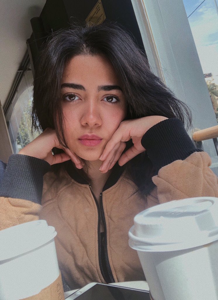 nadine_7amdy7's tweet photo. I feel happy when my face hits the camera sometimes https://t.co/gON5JdaR9I