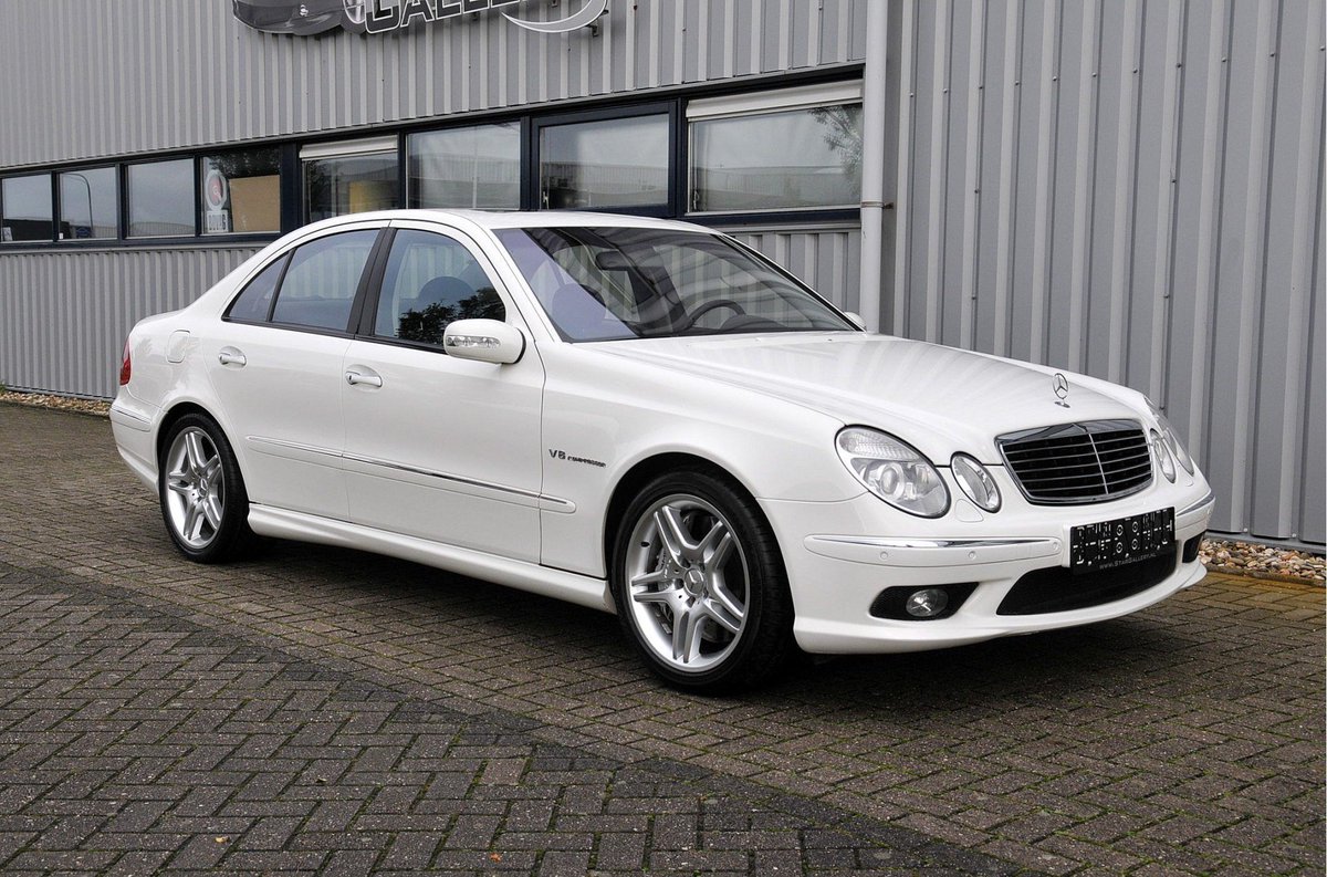 thestargallery's tweet photo. De maagdelijk witte #Mercedes E55AMG met slechts 62000km is met zijn nieuwe baas mee naar huis! #afgeleverd #W211 #AMG #V8 #kompressor #476pk #700Nm #retesnel #whitebeast #topconditie #youngtimer #weinigkilometers https://t.co/Doo92zc362